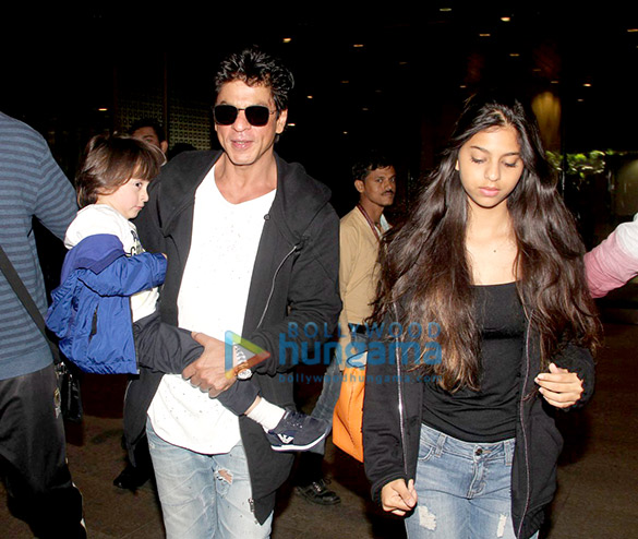 shah rukh khan snapped with suhana abram as they land in mumbai to celebrate abrams birthday 3