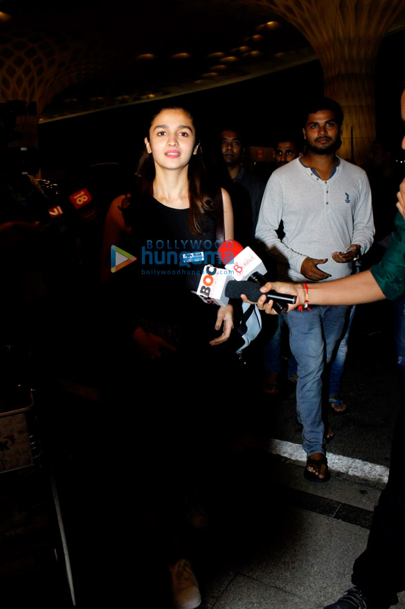 alia leaves for london on holiday 2