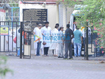 Arjun Kapoor's grand mother's last rites held in Juhu