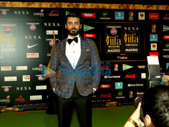Celebs grace the green carpet ceremony of IIFA 2016