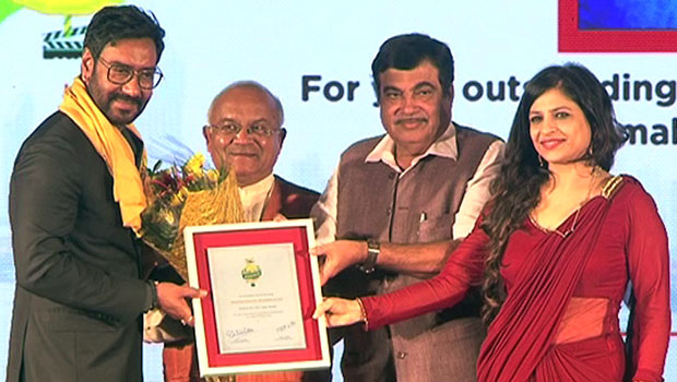 Bollywood Stars At ‘Swabhimani Mumbaikar’ Felicitation Event Bollywood Stars At ‘Swabhimani Mumbaikar’ Felicitation Event