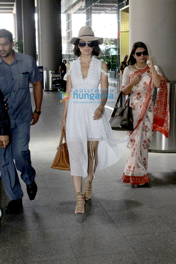 kangna manyata snapped at the airport 4
