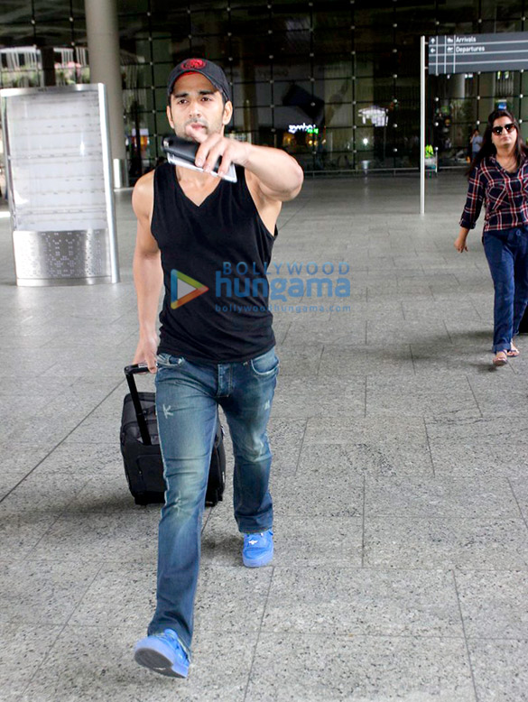 pulkit yami snapped at airport 1