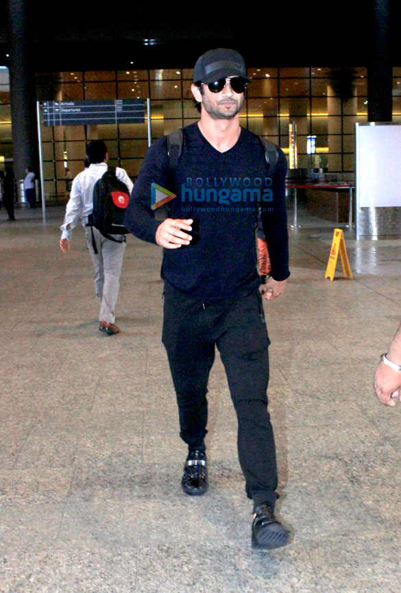 sushant returns to mumbai from bangkok 3