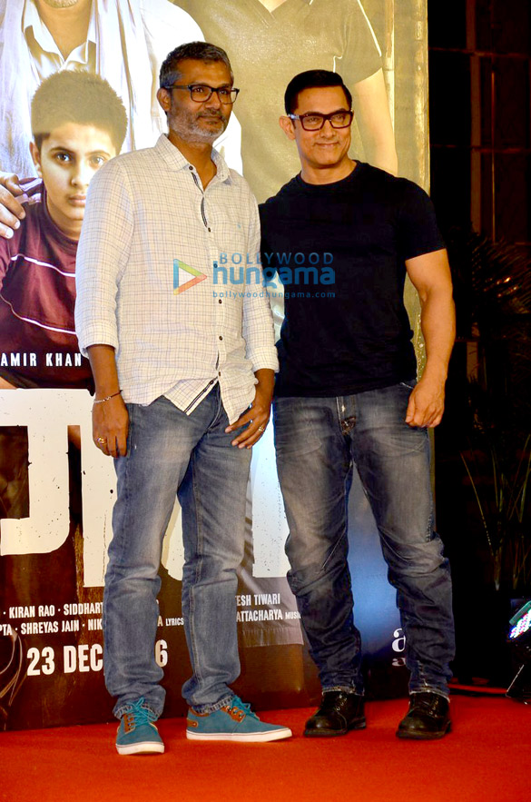 aamir khan unveils dangal poster 2