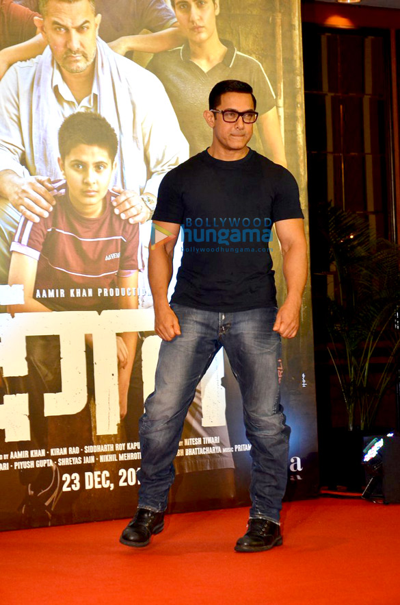 aamir khan unveils dangal poster 3