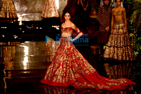 deepika fawad walk the ramp for manish 4