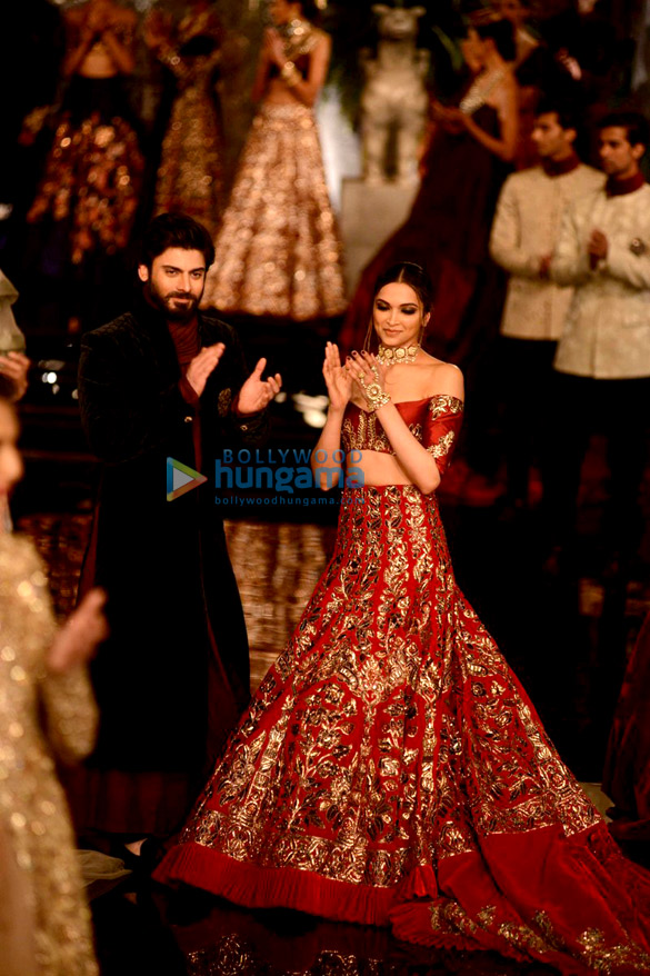 deepika fawad walk the ramp for manish 7