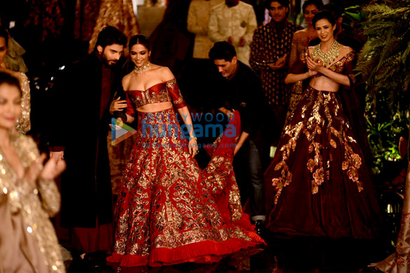 deepika fawad walk the ramp for manish 8
