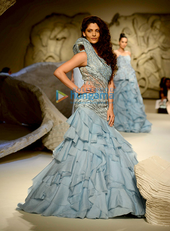 saiyami walks the ramp for gaurav 2