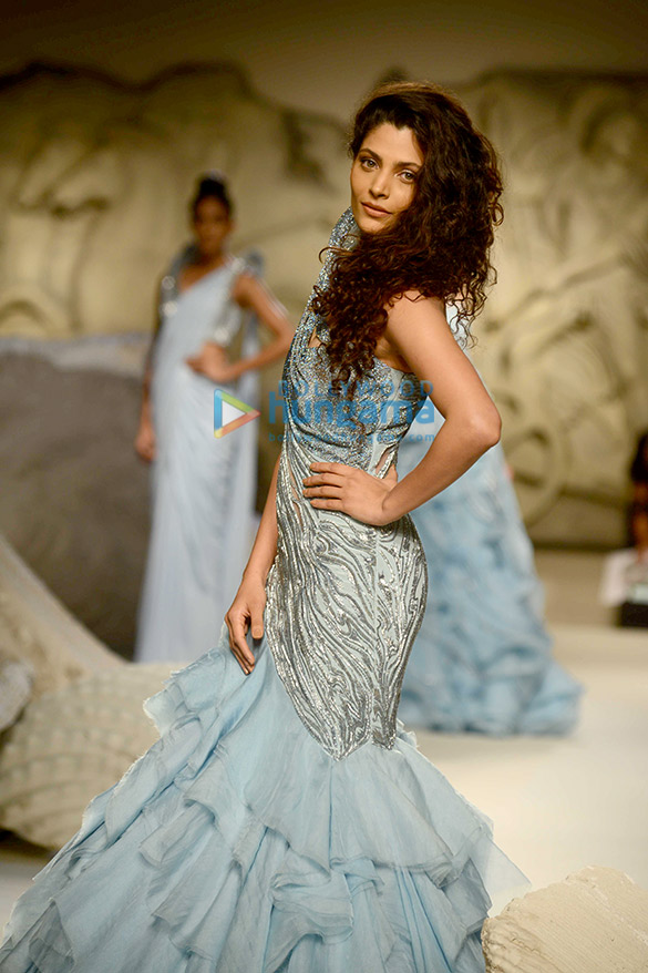 saiyami walks the ramp for gaurav 4