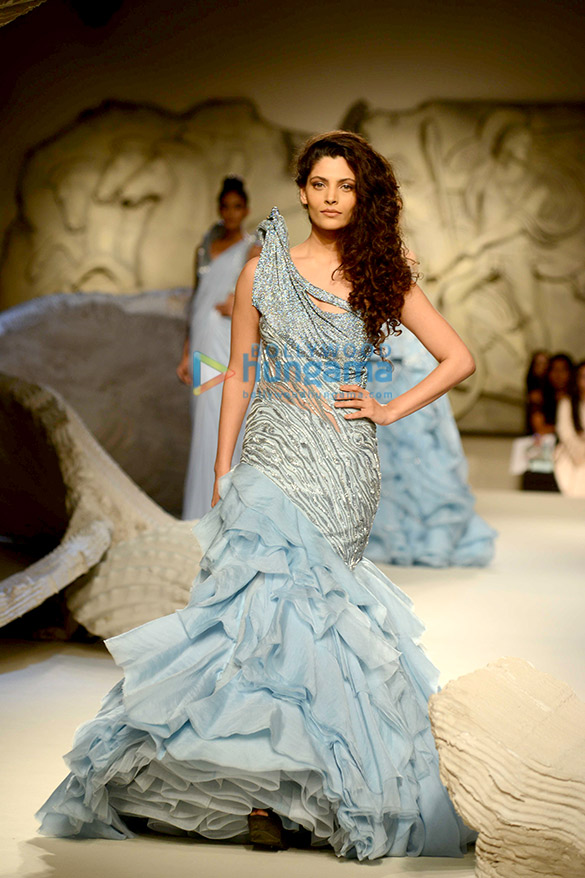 saiyami walks the ramp for gaurav 5