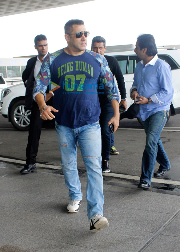 salman khan snapped on his way to delhi 2