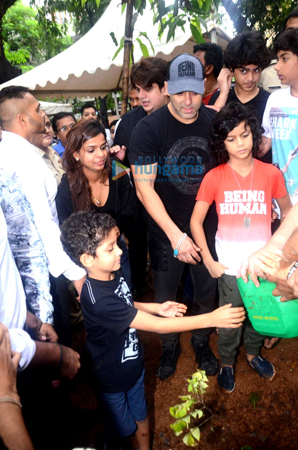 salman khan snapped planting trees around mumbai 3