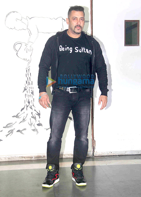 Salman Khan graces Daisy Shah’s debut play Begum Jaan Salman Khan graces Daisy Shah’s debut play Begum Jaan
