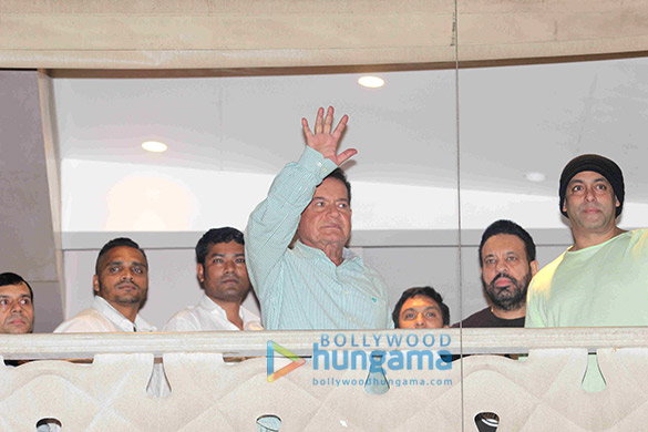 salman waves greets his admirers on eid 2