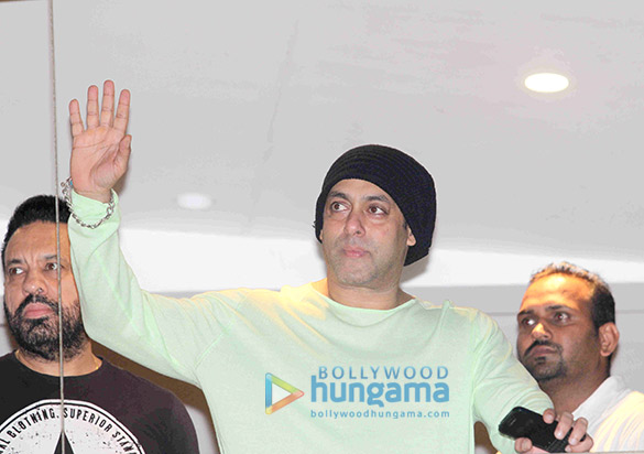 salman waves greets his admirers on eid 4