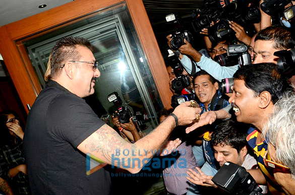 sanjay dutt celebrates birthday with media 5