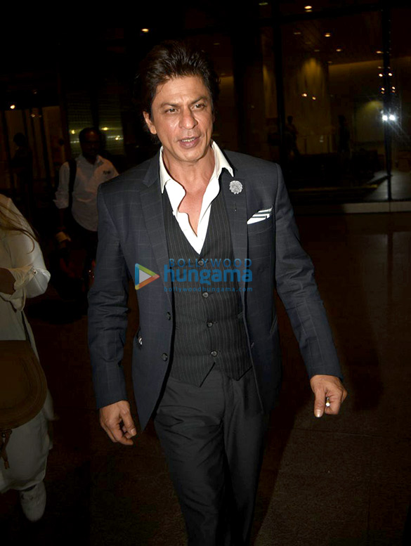 shah rukh khan returns back from sania mirzas book launch in hyderabad 3