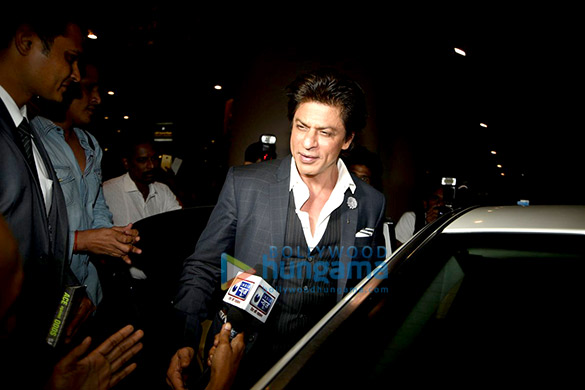 shah rukh khan returns back from sania mirzas book launch in hyderabad 5