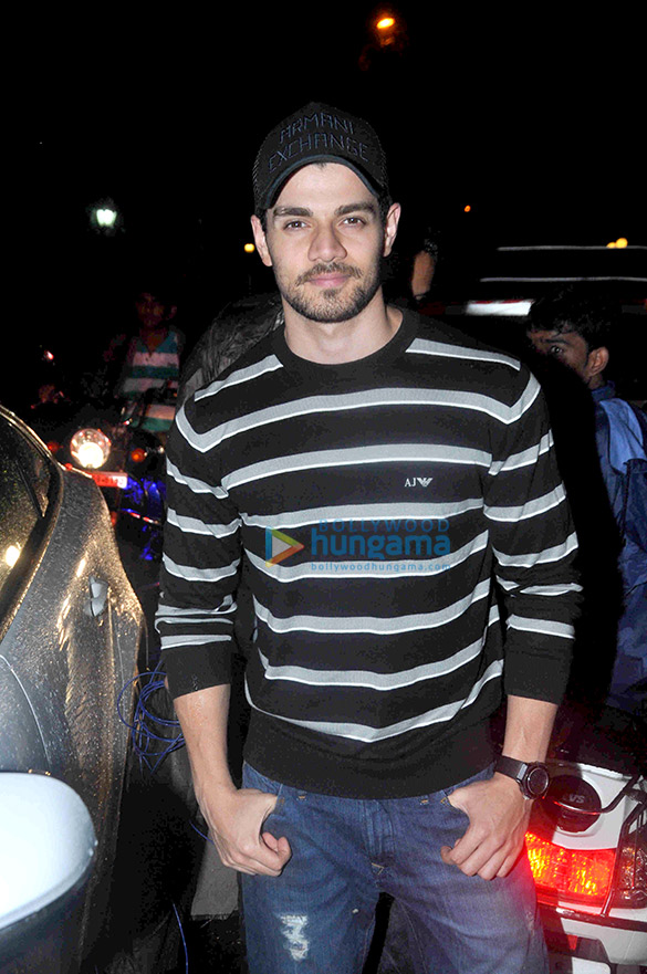 sooraj pancholi snapped at a restaurant in bandra 1