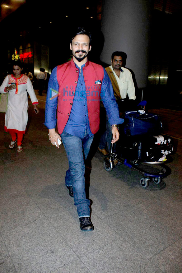 Vivek Oberoi, Urvashi Rautela, Aftab Shivdasani & Riteish Deshmukh snapped at the airport