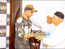 Akshay Kumar receives Parsi token of love, a Zorastrian pendant