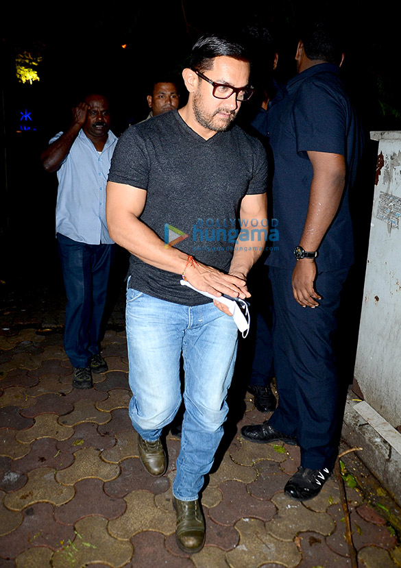 aamir khan dines out with dangal girls at a restaurant in bandra 6