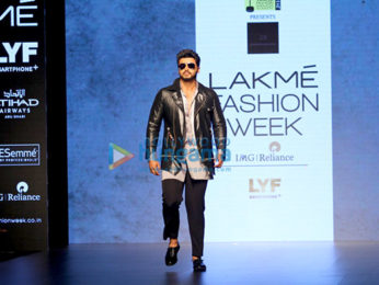 Arjun Kapoor walks the ramp at the Lakme Fashion Week 2016