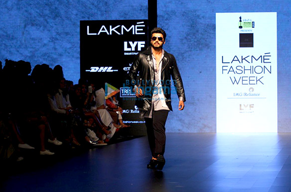 arjun walks the ramp at the lfw 2016 4