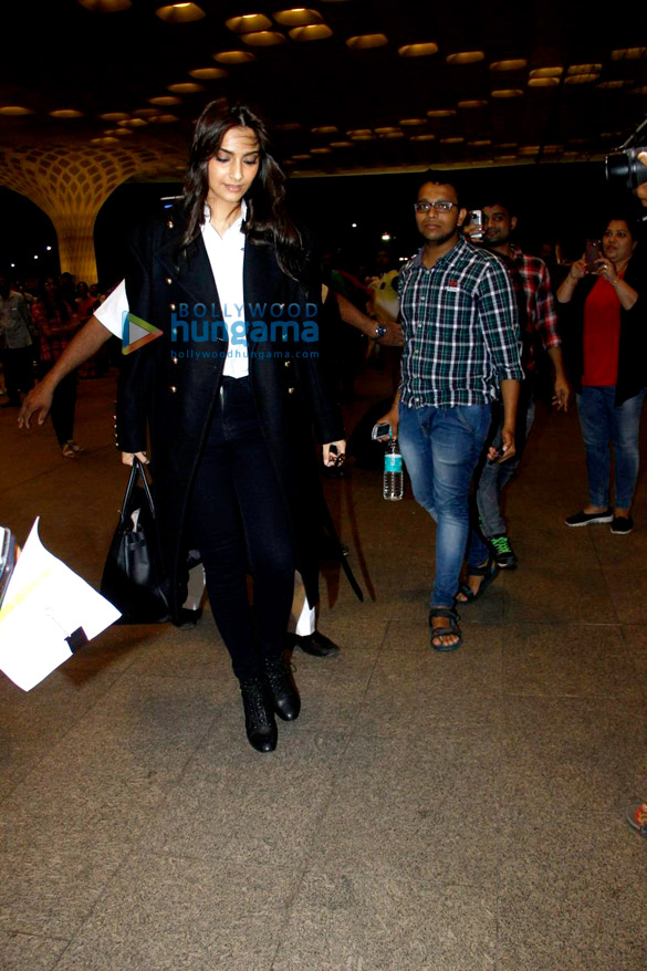 ayushmann sonam snapped at airport 6