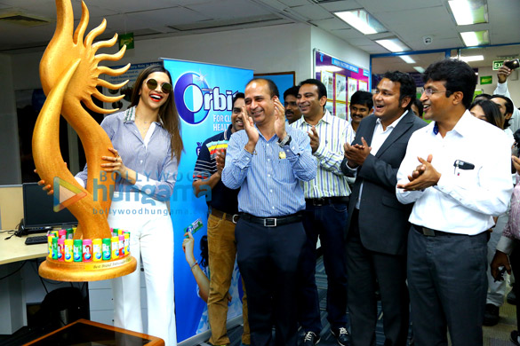 deepika visits wrigleys factory in bangalore 3