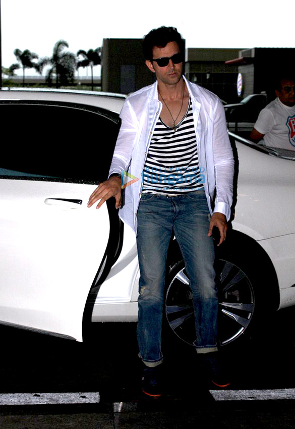 hrithik pooja leave for hyderabad 1