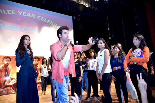 Cast of the film ‘Mohenjo Daro’ promote their film at Gargi College, New Delhi