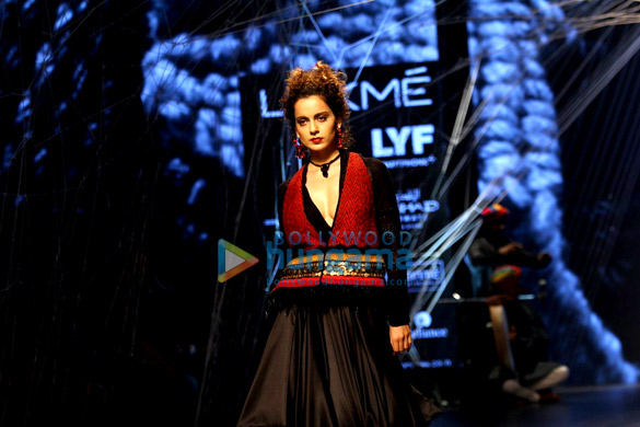 kangna walks the ramp at lfw 4
