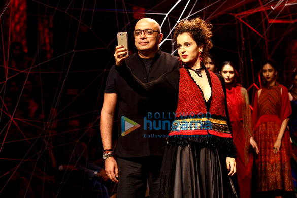 kangna walks the ramp at lfw 7