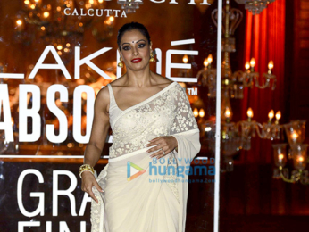 Kareena Kapoor Khan walks for Sabyasachi Mukherjee at the finale of Lakme Fashion Week 2016