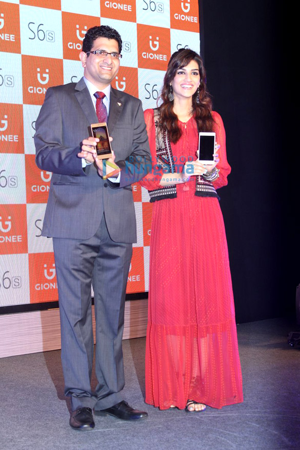 kriti sanon unveils gionees latest mobile phone 1