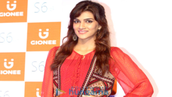 Kriti Sanon unveils Gionee’s latest mobile phone