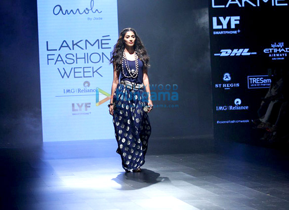 pooja walks at lfw 2016 3