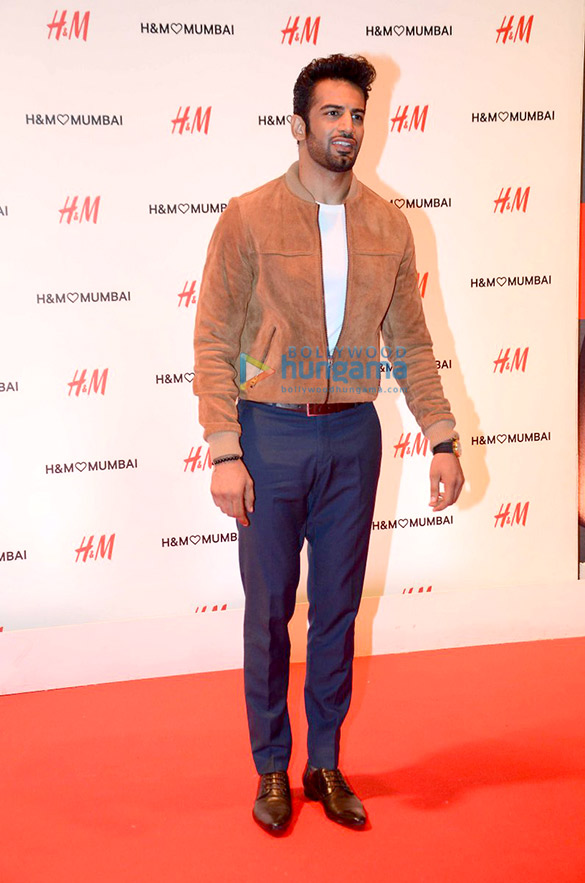 ranbir kapoor graces hms store launch in mumbai1 9