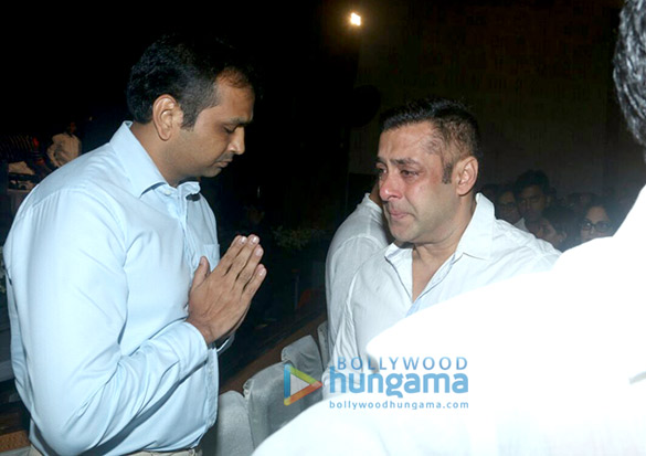 salman khan sonam kapoor raveena tandon and others at rajjat barjatyas prayer meet 6