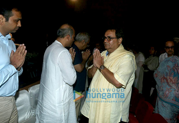 salman khan sonam kapoor raveena tandon and others at rajjat barjatyas prayer meet 7