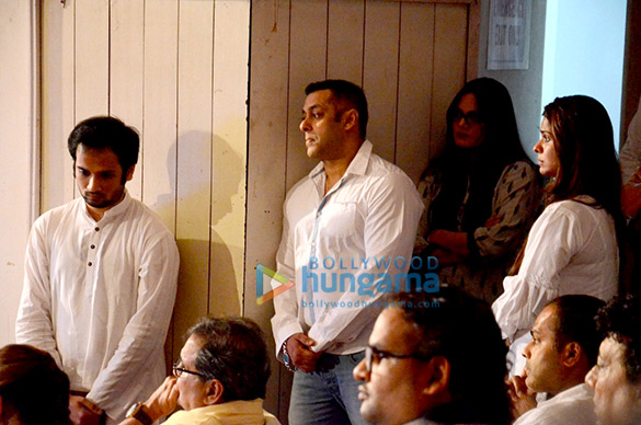 salman khan sonam kapoor raveena tandon and others at rajjat barjatyas prayer meet 9