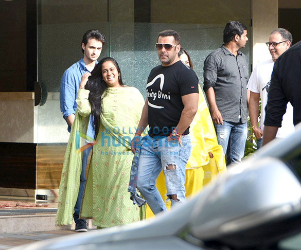 salman family snapped post raksha bandhan celebrations 7