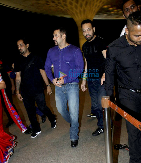 salman snapped at the airport 4