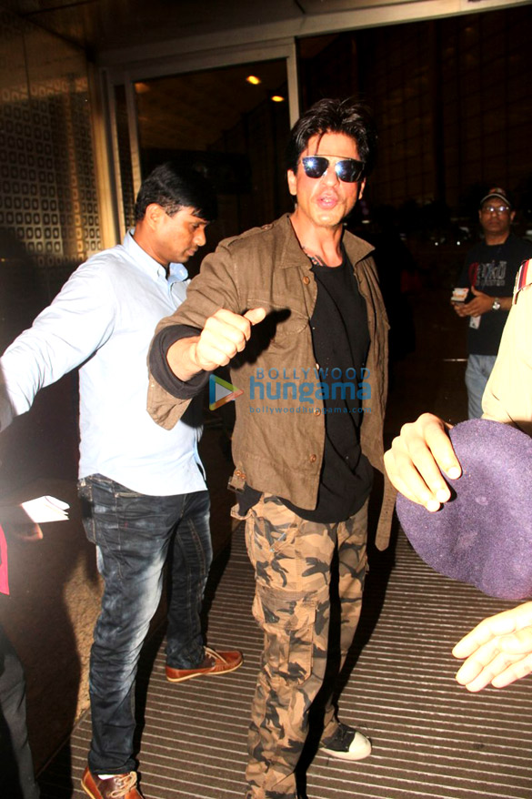 shah rukh khan snapped with his family at the airport 6