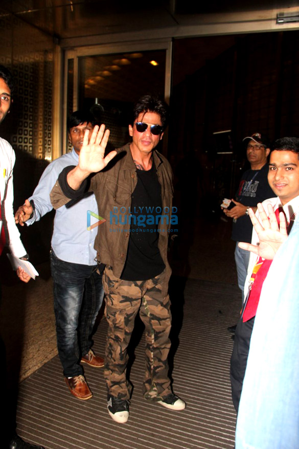 shah rukh khan snapped with his family at the airport 7