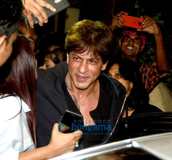 shah rukh khan spotted outside shankar mahadevans office 3