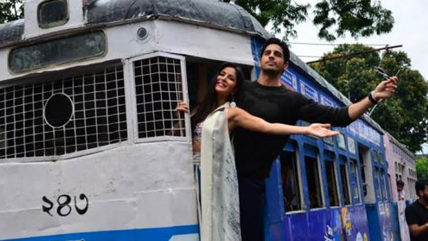 Sidharth-Katrina’s HUNGAMA In A Tram In Kolkata Sidharth-Katrina’s HUNGAMA In A Tram In Kolkata